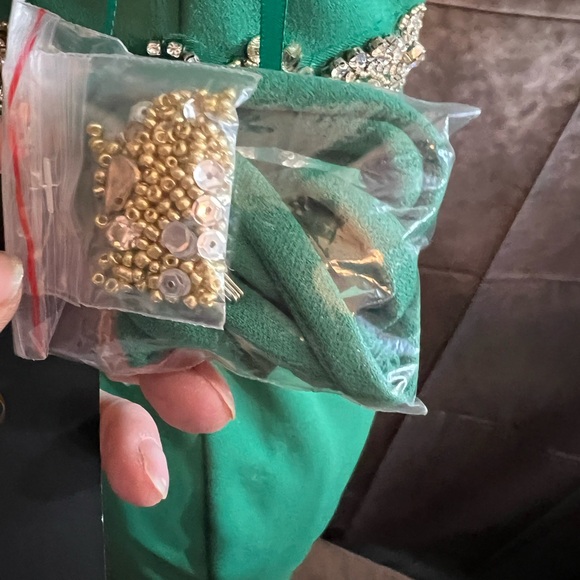 Abby Paris NWT Emerald Green Formal Gown with Rhinestone Belt. Size 2 - Picture 8 of 9